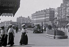 Grand-Parade-and-St-Leonards-Pier-entrance.-1907